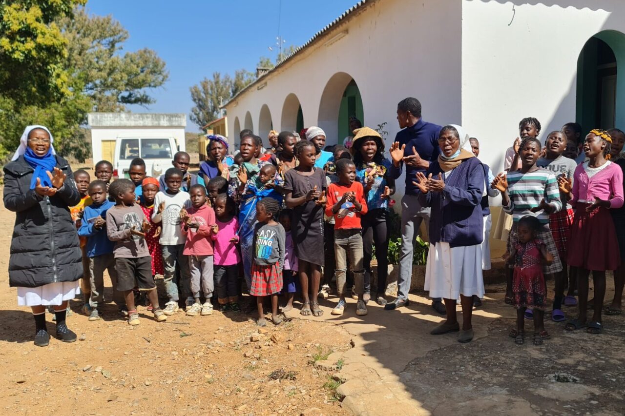 Notícias 2 Dia Mundial da Ajuda Humanitaria Quando o Clima Fere a Solidariedade Cura